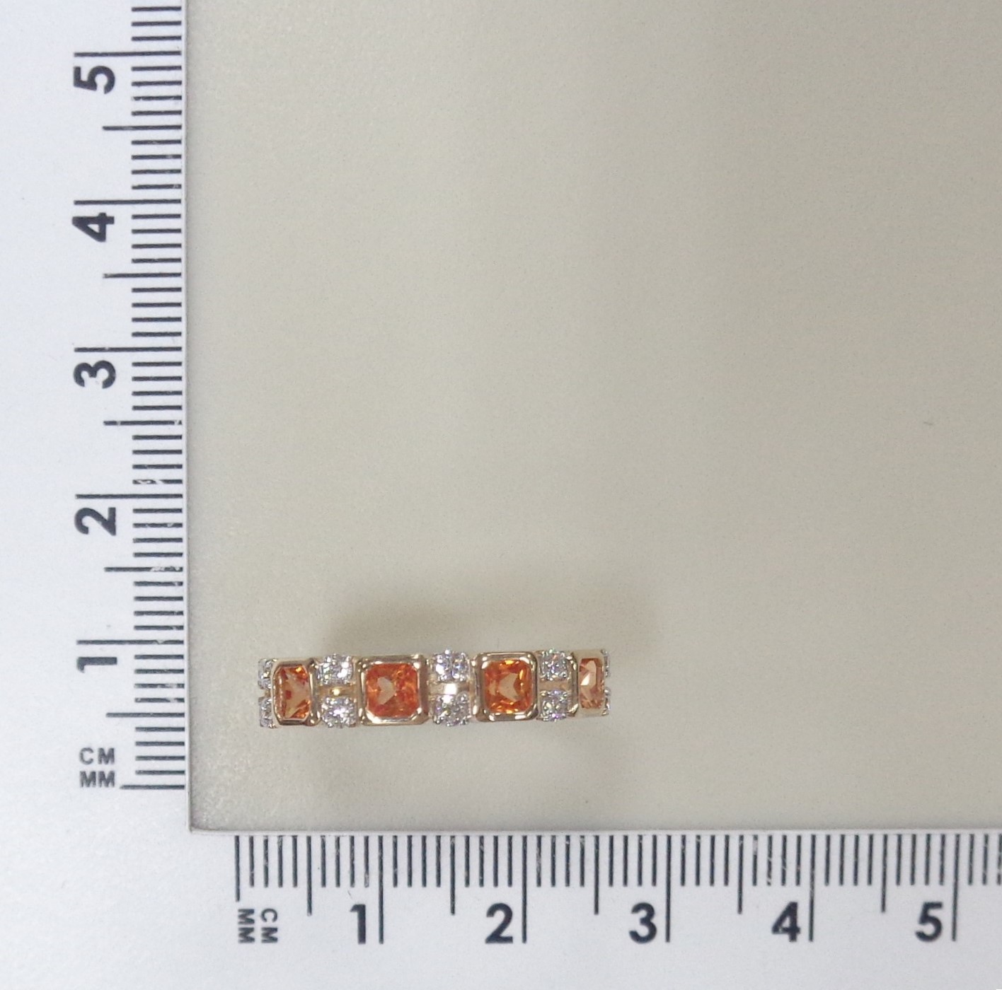 Кольцо из золота с оранжевыми сапфирами